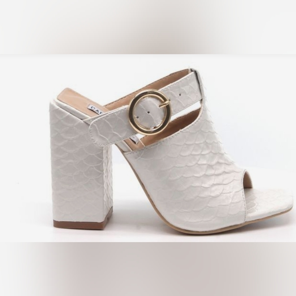 Cape Robbin women's sandals white vegan STRIKE size 7M